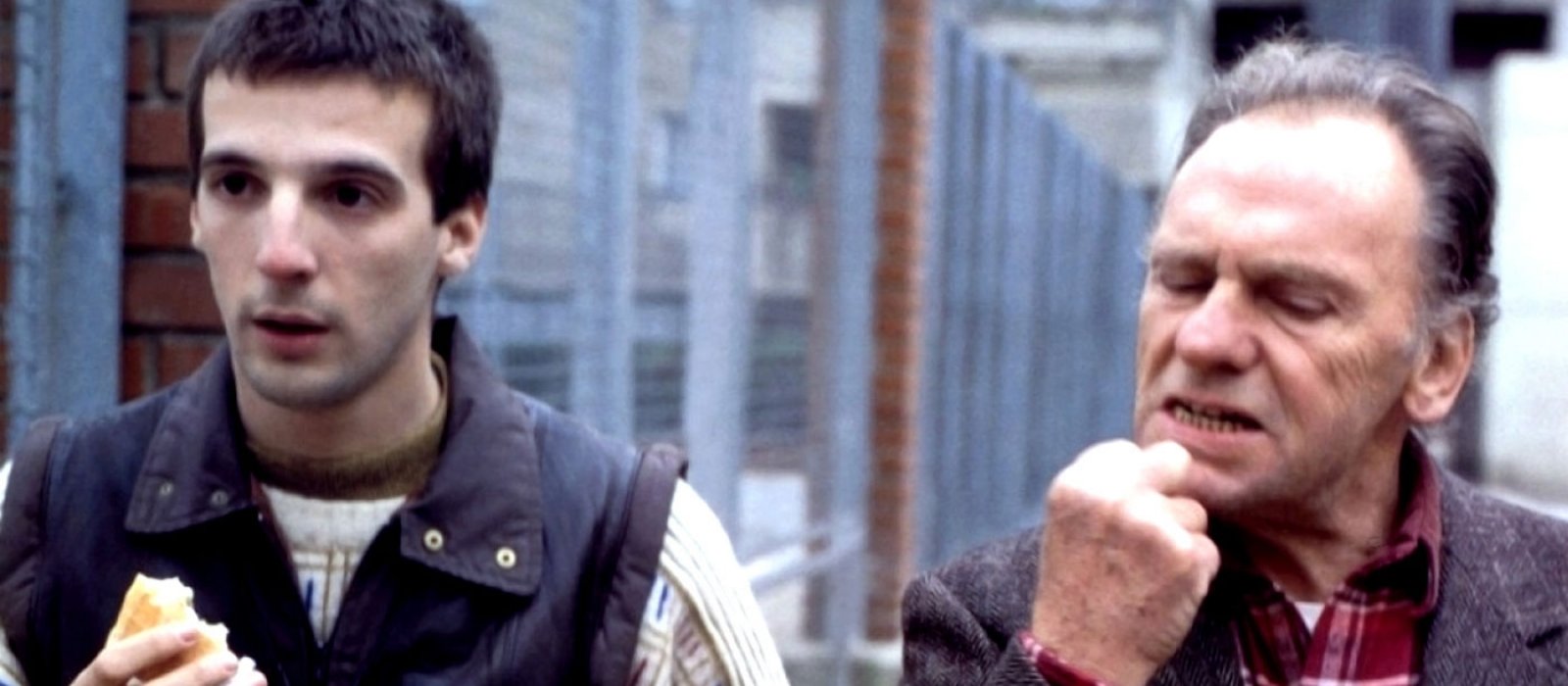 Regarde les hommes tomber still